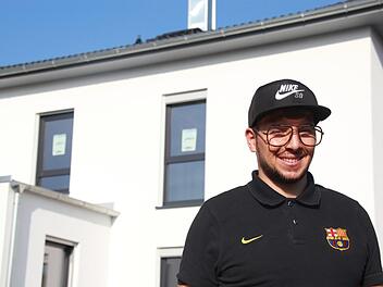 Der neue Stolz des Konstantin Papadopoulos: sein im Bau befindliches Haus in Westheim. Dar&uuml;ber hinaus ist der Fan des FC Barcelona und von PAOK Saloniki ein Paradiesvogel und guter Fu&szlig;baller.Steffen Standke