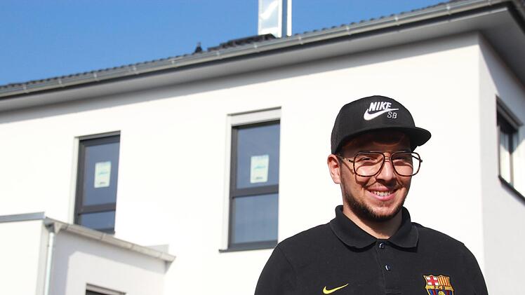 Der neue Stolz des Konstantin Papadopoulos: sein im Bau befindliches Haus in Westheim. Dar&uuml;ber hinaus ist der Fan des FC Barcelona und von PAOK Saloniki ein Paradiesvogel und guter Fu&szlig;baller.Steffen Standke