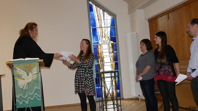 Freudestrahlend nimmt Rosi Nimz die Aussendungsurkunde von  Pfarrerin Dorothea Zwölfer entgegen. Mit im Bild (von rechts) OM-Mitarbeiter Timon Möhrer, Alexandra  Krautwurst und Claudia Hartmann. Foto: Manja von Nida