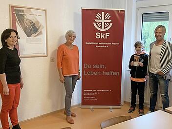 Zwei Vereine, ein Anliegen: Hilfe in Not. Von links: Carina Huber-Geldner und Angelika Woll vom SkF sowie Hans Joachim Barnickel vom Lions Club Kronach Festung Rosenberg mit Sohn Julius  Foto: Sabine Raithel