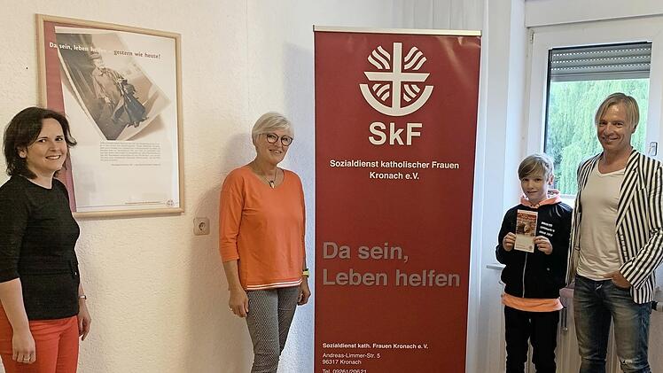 Zwei Vereine, ein Anliegen: Hilfe in Not. Von links: Carina Huber-Geldner und Angelika Woll vom SkF sowie Hans Joachim Barnickel vom Lions Club Kronach Festung Rosenberg mit Sohn Julius  Foto: Sabine Raithel