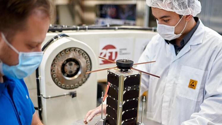 NetSat-Satellit im Zentrum für Telematik Würzburg