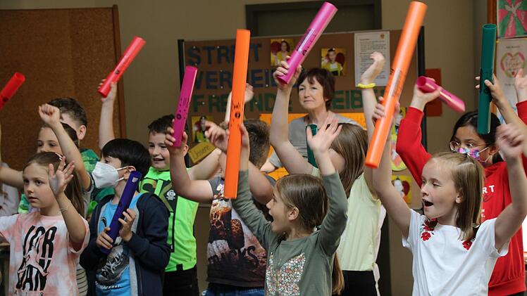 Die Kinder der 3. Klasse führten ein Musikstück mit den "Boomwhackers" vor. Foto: Julia Raab