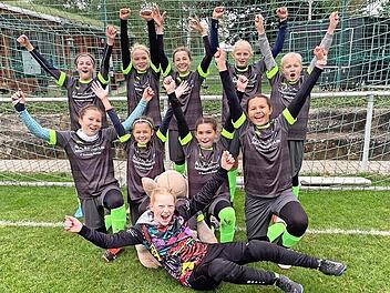 Die erfolgreiche Mannschaft mit (hinten, v. l.) Paula Mitterweger, Rebecca Römgens, Annalena Haag, Ida Aßmann, Clara Eujen, (vorne, v.l.) Amelie Hastreister, Lilly Schneider, Torhüterin Anni Giehler, Lilly Toth und Jonna Wippler