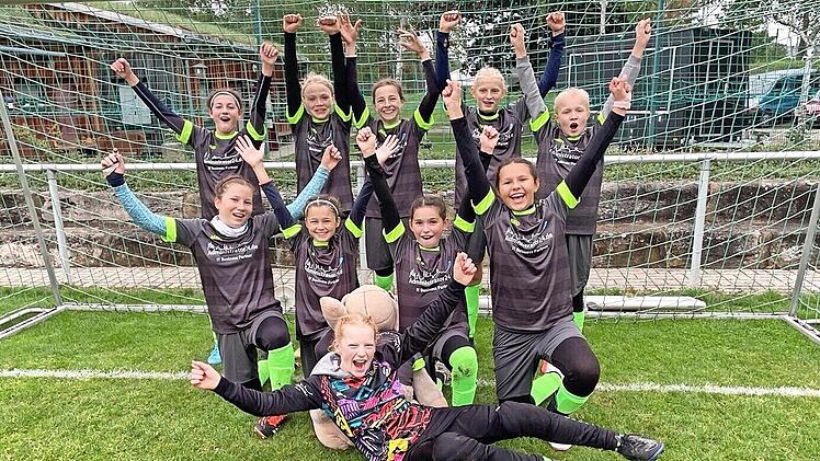 Die erfolgreiche Mannschaft mit (hinten, v. l.) Paula Mitterweger, Rebecca Römgens, Annalena Haag, Ida Aßmann, Clara Eujen, (vorne, v.l.) Amelie Hastreister, Lilly Schneider, Torhüterin Anni Giehler, Lilly Toth und Jonna Wippler