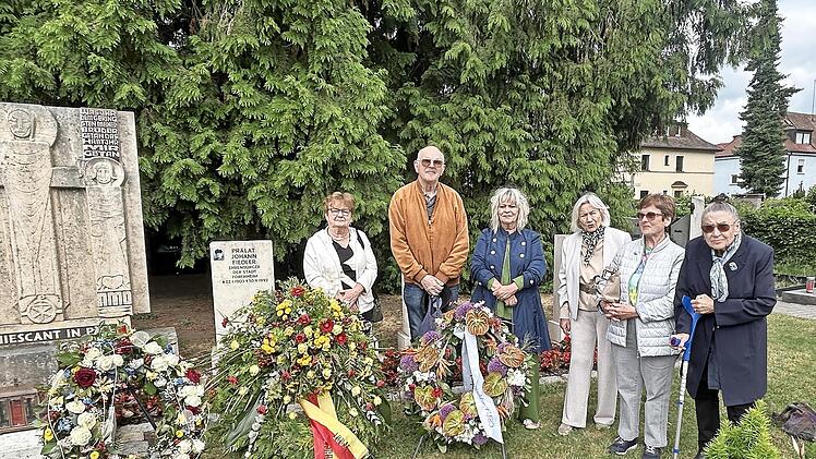 Am Priestergrab im Alten Friedhof von Forchheim nahmen die Egerländer Abschied von ihrem Landsmann Monsignore Otto Donner.