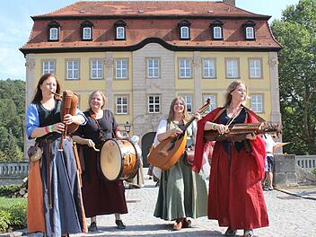 Die vier Damen der Mittelalterband "Irrlichter" begeisterten mit mitreißenden Tänzen aus Mittelalter, Renaissance, anzüglichen Liedern, tragischen Balladen und märchenhaften Kompositionen.