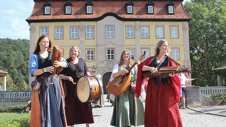 Die vier Damen der Mittelalterband "Irrlichter" begeisterten mit mitreißenden Tänzen aus Mittelalter, Renaissance, anzüglichen Liedern, tragischen Balladen und märchenhaften Kompositionen.