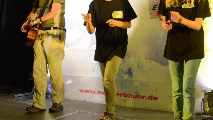 Sie waren als Assistentinnen und Animateurinnen mit Mike Müllerbauer auf der Bühne. Von links die 14-jährige Tamara Reinhold, die 16-jährige Laura Wittmann und Mike Müllerbauer.