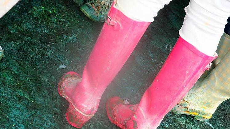 Das waren beim Holi-Festival die definitiv richtigen Schuhe.