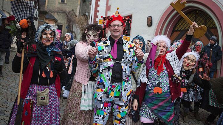 In Zeil schnappten sich die Hexen den Rathausschlüssel und übernahmen die Macht. Den Bürgermeister Thomas Stadelmann schlugen sie in Ketten.