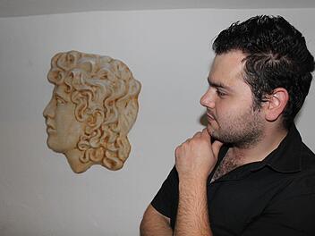 Was würdest Du heute über unser Griechenland denken?", scheint Alexandros Kostanidis seinen Namensvetter Alexander den Großen zu fragen.   Foto: Markus Häggberg
