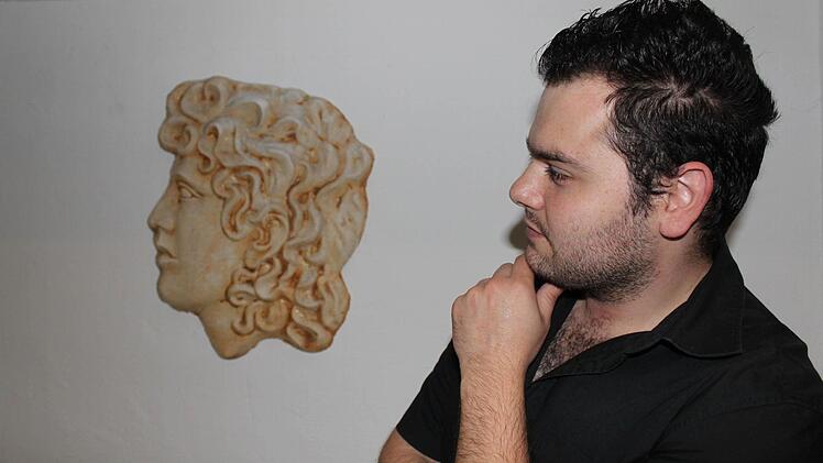 Was würdest Du heute über unser Griechenland denken?", scheint Alexandros Kostanidis seinen Namensvetter Alexander den Großen zu fragen.   Foto: Markus Häggberg