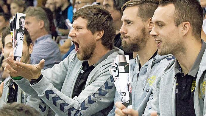 Da war selbst HSC-Spielmacher Till Riehn aus dem Häuschen. Nicht nur er, auch die beiden Linksaußen Sebastian Kirchner (links) und Steffen Coßbau (Zweiter von rechts) sowie Rechtsaußen Florian Billek (rechts) waren von der Leistung der deutschen Frauen-Nationalmannschaft am Mittwochabend in der HUK-Arena (29:18 gegen die Schweiz) sehr angetan. Mit einem ähnlichen Ergebnis am Samstag beim Zweitliga-Schlusslicht TV Neuhausen/Erms könnten die HSCler sicherlich ganz gut leben... Foto: Albert Höch...