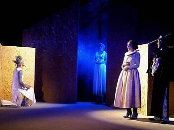Wie durch ein Wunder bekommt Leontes (links: Nico Selbach) seine tot geglaubte Hermione (hinten: Katharina Kwaschik) wieder; ihre Zofe Paulina (Johanna-Julia Spitzer) und König Polixenes von Böhmen (Thilo Herrmann) mit den Puppen der Königskinder Perdita und Florisel schauen zufrieden zu beim Happy End von Shakespeares "Wintermärchen",  Foto: Ahnert