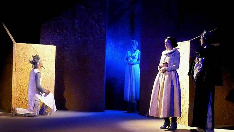 Wie durch ein Wunder bekommt Leontes (links: Nico Selbach) seine tot geglaubte Hermione (hinten: Katharina Kwaschik) wieder; ihre Zofe Paulina (Johanna-Julia Spitzer) und König Polixenes von Böhmen (Thilo Herrmann) mit den Puppen der Königskinder Perdita und Florisel schauen zufrieden zu beim Happy End von Shakespeares "Wintermärchen",  Foto: Ahnert