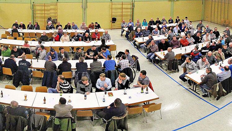 140 Bürgerinnen und Bürger kamen zur Informationsveranstaltung über die geplante Umgehungsstraße für Rannungen, die in der Mehrzweckhalle stattfand.  Foto: Dieter Britz
