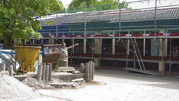 Die Fuchsstädter Schule erhält eine umfassende Sanierung und energetische Erneuerung. Die Klassen sind derzeit ausgelagert doch soll das Projekt bis zum neuen Schuljahr fertiggestellt sein. Fotos: Winfried Ehling