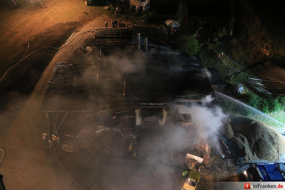 Grossbrand einer Hackschnitzelanlage - Flammen schlagen meterhoch in den Nachthimmel