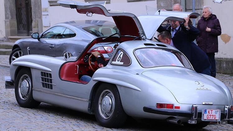 Ein Mercedes 300 SL mit Flügeltüren auf dem Zeiler Marktplatz