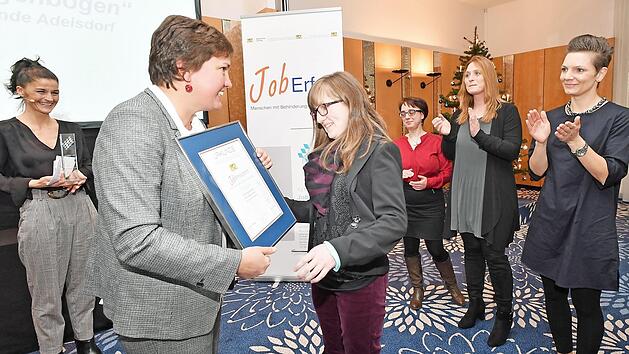 Die Behindertenbeauftragte der bayerischen Staatsregierung &uuml;berreicht die Urkunde "JobErfolg 2017". Foto: Bayerischer Landtag