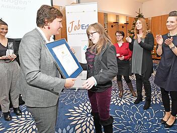 Die Behindertenbeauftragte der bayerischen Staatsregierung &uuml;berreicht die Urkunde "JobErfolg 2017". Foto: Bayerischer Landtag