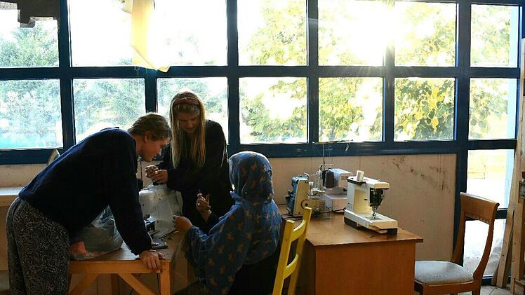 Katharina Waldiger (Mitte) mit einer anderen freiwilligen Helferin und einer geflüchteten Frau in der Näh-Werkstatt des Projekts "Habibi.Works". Foto: F.E.E.L-Effect