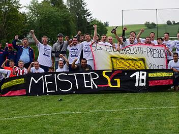 Vor einem Jahr wurde die SG Enchenreuth/Presseck gegründet und nun gibt es bereits die erste Meisterfeier. Die Spielgemeinschaft holte sich den Titel in der Kreisklasse Hof West.  Foto: Katharina Hübner