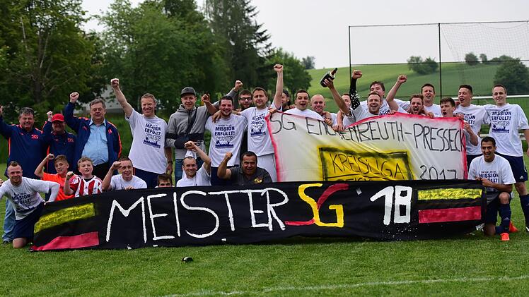 Vor einem Jahr wurde die SG Enchenreuth/Presseck gegründet und nun gibt es bereits die erste Meisterfeier. Die Spielgemeinschaft holte sich den Titel in der Kreisklasse Hof West.  Foto: Katharina Hübner