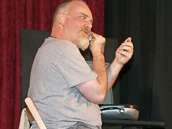 Für einen Wilhelm-Busch-Abend unter dem Motto "Ein jeder Narr tut was er kann" wird sich Markus Veith am 28. September für die Bühne des Frankenwaldtheaters zurechtmachen. Fotos: Klaus Klaschka