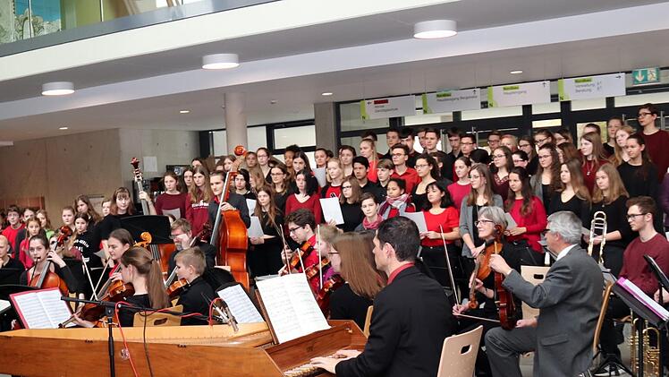 Brandenburgisches Konzert (Ltg. Ariane Dammann-Ranger, Solisten Maria  Leyh Querflöte, Jesko Fröhlich Violine, Cembalo Georg Schlee, dahinter  Großer ChorJohanna Blum