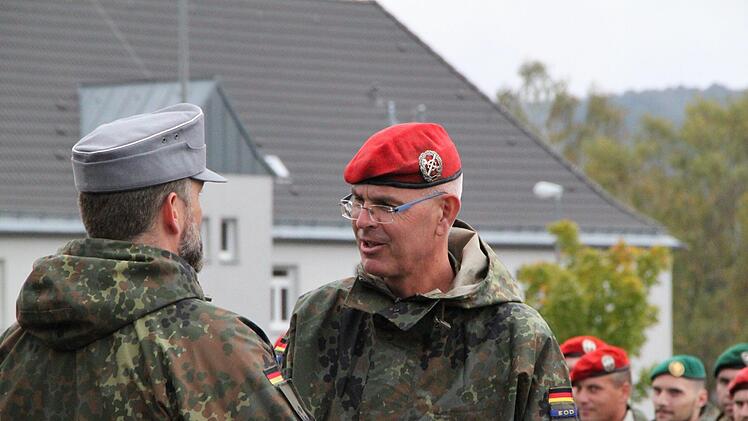 Übergabeappell in der Rhönkaserne: Oberstleutnant Kai Schulze löst Major Gordon Stütz als Kommandant des Truppenübungsplatzes Wildflecken ab. Foto: Ulrike Müller
