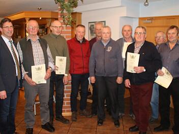 Urkunden erhielten die Mitglieder für 50-jährige Mitgliedschaft im Verband für Landwirtschaftliche Fachbildung Bad Kissingen. Foto: Hilmar Ruppert