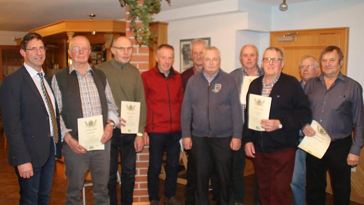 Urkunden erhielten die Mitglieder für 50-jährige Mitgliedschaft im Verband für Landwirtschaftliche Fachbildung Bad Kissingen. Foto: Hilmar Ruppert