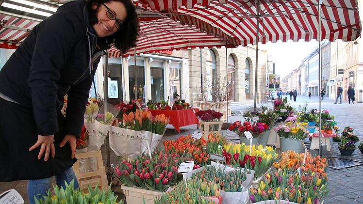 Bunte Oase in grauen Zeiten: Der Blumenstand von Marktbeschickerin Tanja Engelhardt in der Fußgängerzone.