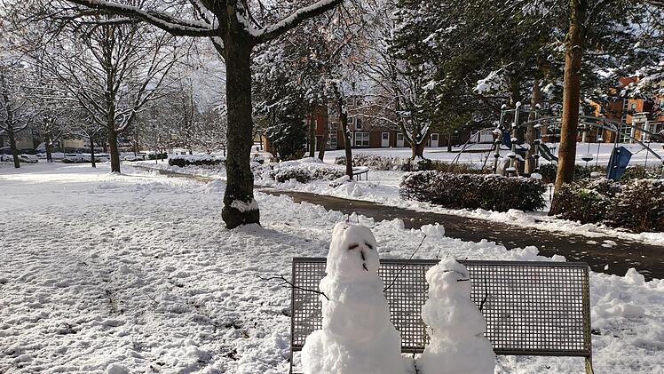 Zwei Schneem&auml;nner ruhen sich in R&ouml;dental aus. - Foto: Ingrid Jeschke