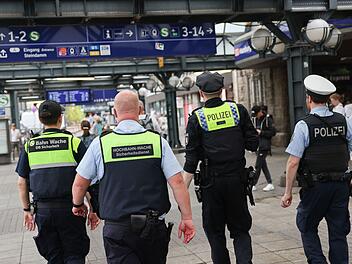 Polizei kontrolliert vor dem Hamburger Hauptbahnhof