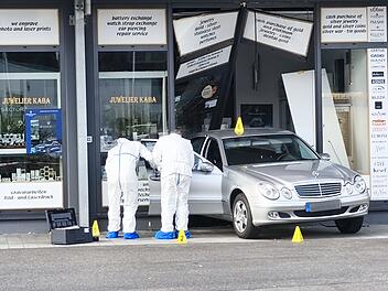 Diebe rammen mit Auto Juweliergesch&auml;ft in der Oberpfalz - Spur f&uuml;hrt nach Franken