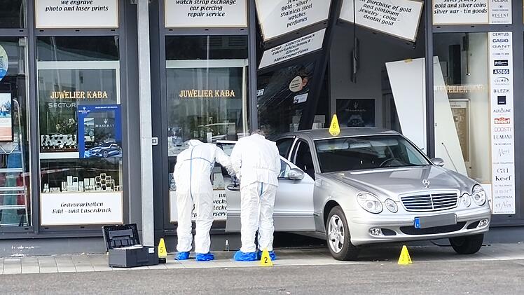 Diebe rammen mit Auto Juweliergesch&auml;ft in der Oberpfalz - Spur f&uuml;hrt nach Franken