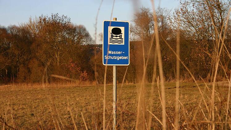 Das 5,4 km² große Wasserschutzgebiet Zweng wird von den Stadtwerken Forchheim regelmäßig überwacht und die Landwirte erhalten Ausgleichsleistungen für Trinkwasserschonende Bearbeitung Ihrer Flächen.