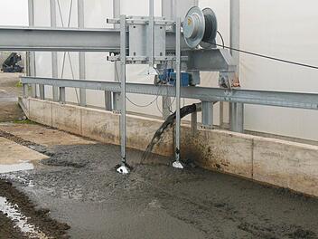 Nur drei Prozent Trockensubstanz hat der Klärschlamm, wenn er in das Trocken-Beet gefüllt wird.