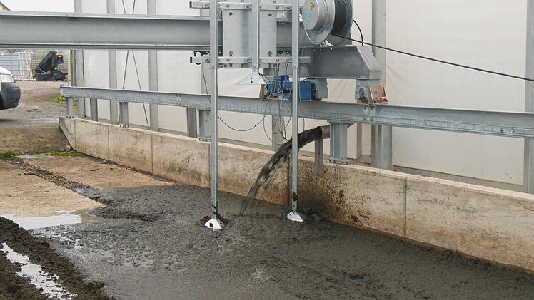 Nur drei Prozent Trockensubstanz hat der Klärschlamm, wenn er in das Trocken-Beet gefüllt wird.