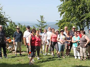 Die erste Gruppe Teilnehmer der Leserwanderung auf dem Felsplateau des Kordigastes, wo sie einen fantastischen Rundblick genossen konnten. Ganz links Jupp Schröder. Fotos: privat