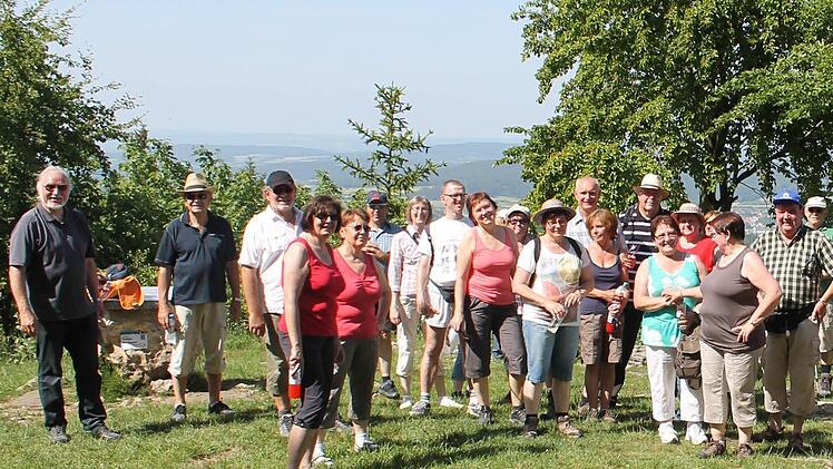 Die erste Gruppe Teilnehmer der Leserwanderung auf dem Felsplateau des Kordigastes, wo sie einen fantastischen Rundblick genossen konnten. Ganz links Jupp Schröder. Fotos: privat