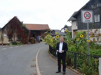Bürgermeister Rainer Detsch steht auf einer der Gemeindestraßen mit einer Tempo-30- Zone. Foto: K.-H. Hofmann