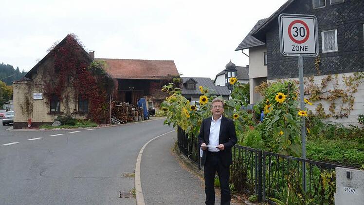 Bürgermeister Rainer Detsch steht auf einer der Gemeindestraßen mit einer Tempo-30- Zone. Foto: K.-H. Hofmann