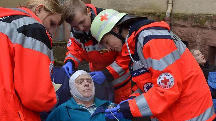Dramatische Szenen bei der Großübung am Samstag im Haus Kreuzberg der Kurklinik "Am Kurpark" in Bad Kissingen.  Foto: Rauch