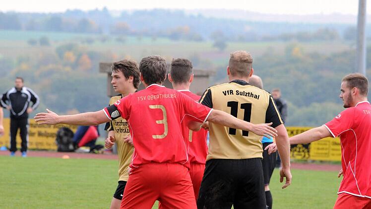 Oberthulbaer Abwehrkette gegen Sulzthal. Foto: Hopf