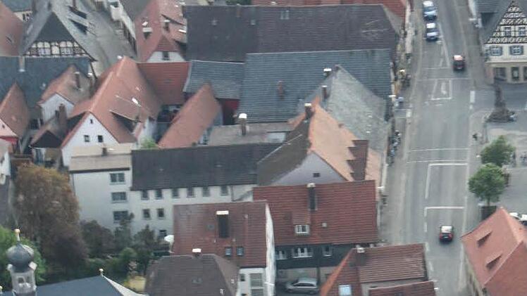 Hinter dem Fachwerkbau, der zum Marktplatz gerichtet ist, erstreckt sich das Bettenhaus des "Schwarzen Bären" Foto: Matthias Einwag