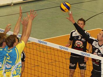 Sebastian Richter (rechts), wie ihn die Eltmanner Fans kennen: Geschickt lupft der Außenangreifer den Ball über den Schwaiger Block.